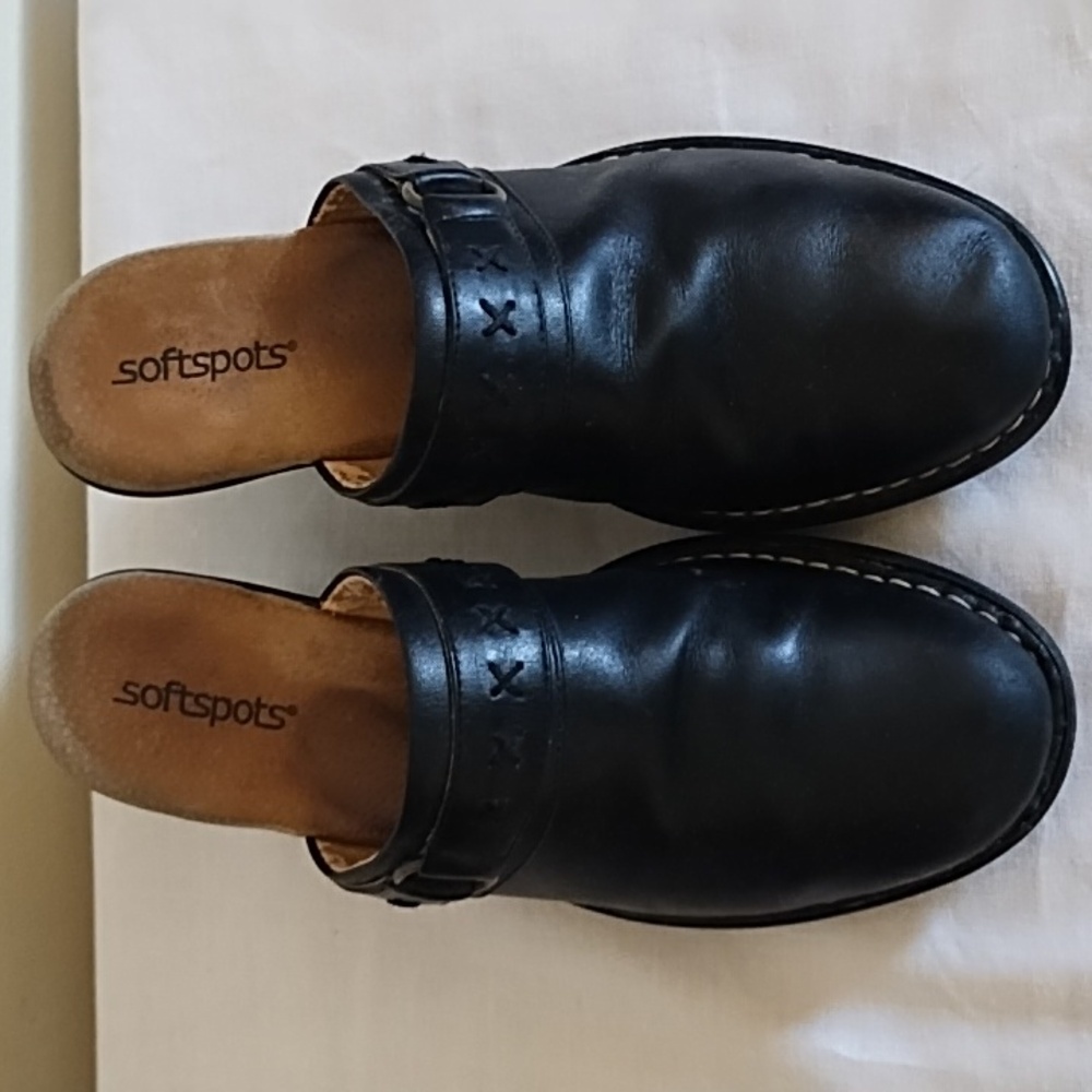 SOFTSPOTS BLACK CLOGS, DECORATIVE  STRAP ACROSS FRONT, SZ. 8, EUC